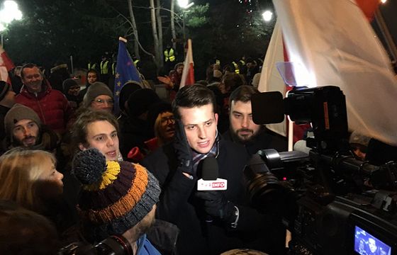 Demonstrujący przed Sejmem i Pałacem Prezydenckim atakowali reporterów TVP Info. „Telewizja reżimowa” (wideo)