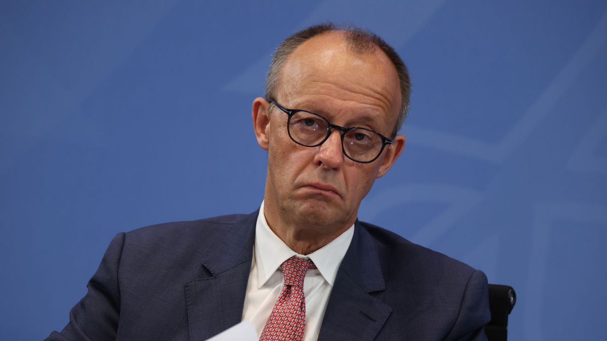 BERLIN, GERMANY - OCTOBER 09: Chancellor and leader of the Christian Democratic Union (CDU) Friedrich Merz speaks to the media following a late-night meeting of the coalition commission on October 09, 2025 in Berlin, Germany. High on the meeting's agenda were social net policy, the economy and infrastructure investment. (Photo by Sean Gallup/Getty Images)