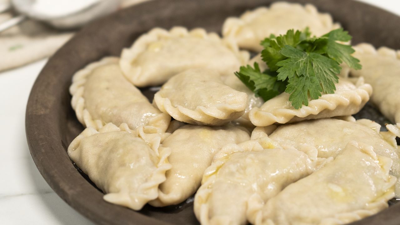 Pierogi wygnaniaki to nasz przepis dnia. Połączenie kaszy i ziemniaków po prostu wymiata