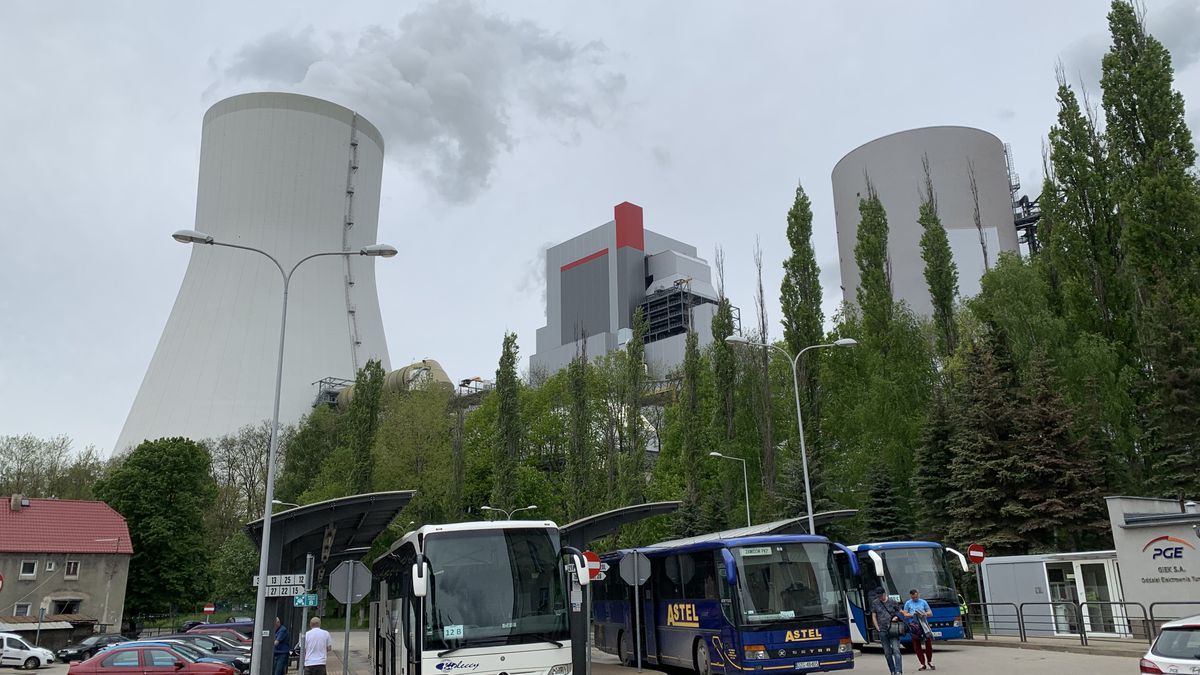 Na zdjęciu kominy elektrowni Turów