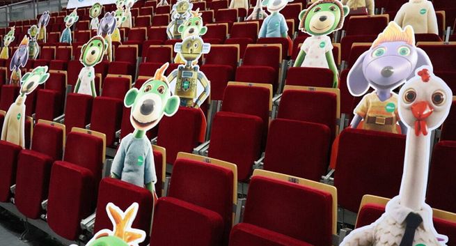 Postacie z animacji „Rodzina Treflików” na trybunach meczów Trefli zamiast widzów