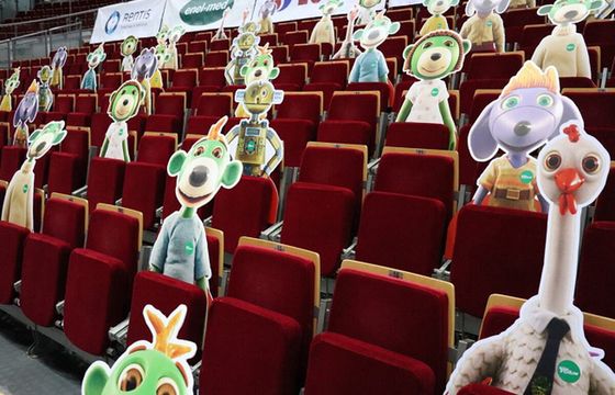 Postacie z animacji „Rodzina Treflików” na trybunach meczów Trefli zamiast widzów