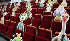 Postacie z animacji „Rodzina Treflików” na trybunach meczów Trefli zamiast widzów