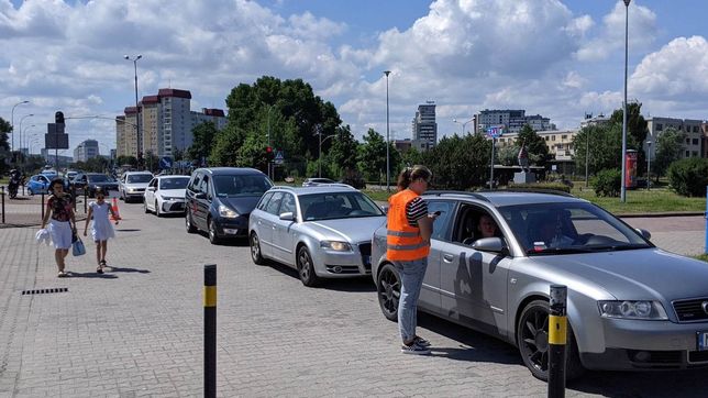 Turyści bywają zaskoczeni koniecznością płacenia za parkowanie na placu przy ul. Czarny Dwór