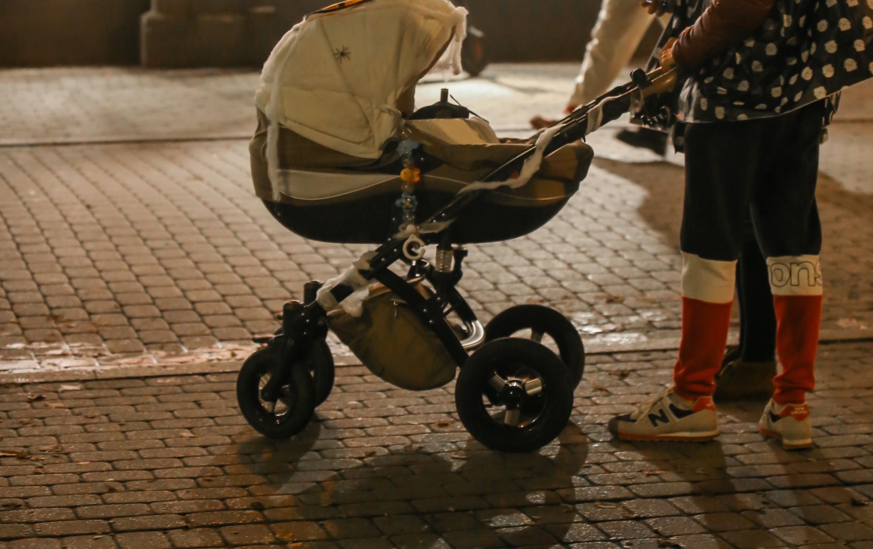 Nieprzytomna kobieta leżała na ulicy. Na jej brzuchu płakało niemowlę