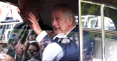 Tłumy przed Pałacem Buckingham. Tak powitano króla