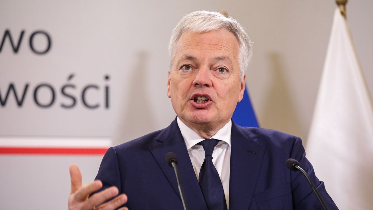 Warszawa, 19.01.2024. Komisarz UE Didier Reynders podczas wspólnej konferencji prasowej z ministrem sprawiedliwości, prokuratorem generalnym Adamem Bodnarem w Ministerstwie Sprawiedliwości w Warszawie, 19 bm. Politycy rozmawiali o możliwości zrealizowania reform, które pozwolą na zamknięcie procedury z art. 7. Traktatu o UE, wszczętej z powodu naruszania przez Polskę praworządności. (mr) PAP/Tomasz Gzell