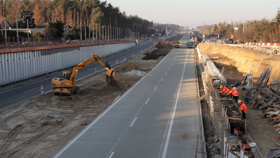 Mazowsze. Prace na budowie w okolicy Głuchowa południowego odcinka wylotu z Warszawy S7, pomiędzy Tarczynem a początkiem obwodnicy Grójca