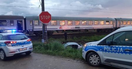 Zderzenie osobówki z pociągiem na niestrzeżonym przejeździe. Ruch wstrzymany