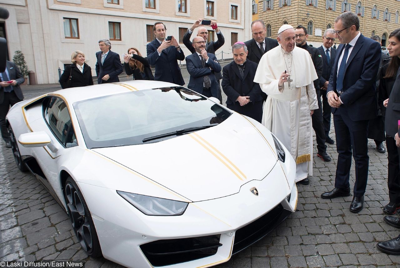 Papież Franciszek sprzedał swoje lamborghini. Ktoś grubo "przepłacił"