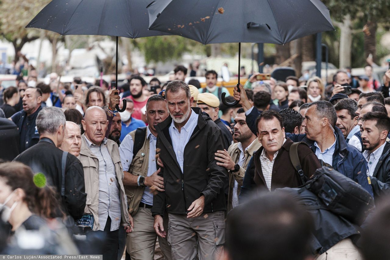 Spanish royals pelted with mud by flood victims