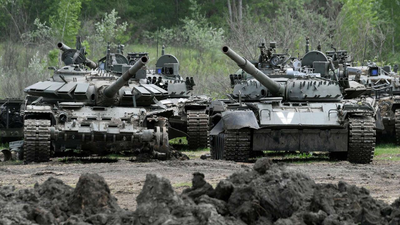 Nowe rosyjskie czołgi T-80BWM na froncie. Są to wersje fabrycznie zubożone