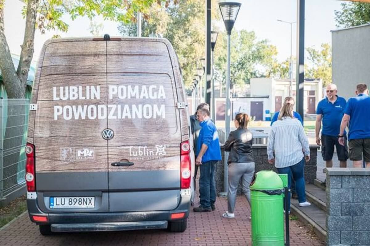 Tony pomocy jadą do powodzian