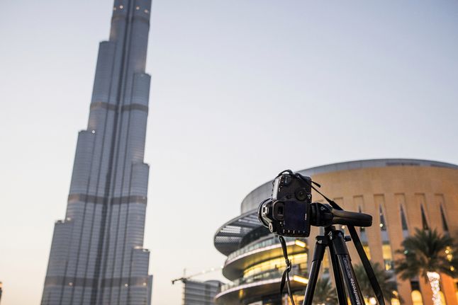 Canon 5D mark II na statywie Manfrotto Compact. Zdjęcie robione Sony A7R, 24 mm, 1/60 s, f/4, ISO 800, 1 EV