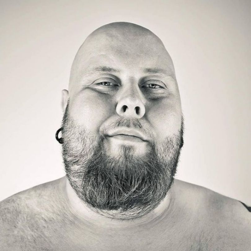 Mateusz "Big Boy" Borkowski prezentuje zdjęcie sprzed metarfozy