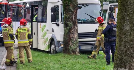 Wypadek w Zakopanem. Bus wjechał w drzewo