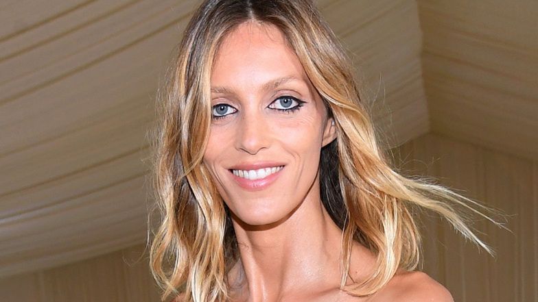 Anja Rubik pozuje na plaży w BARDZO SKĄPYM bikini