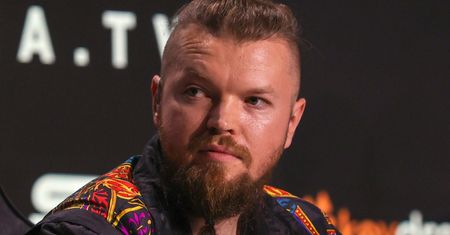 Sylwester Wardęga zorganizował live'a. W pewnym momencie PRZERWAŁ transmisję. "Dostałem bardzo niepokojącą informację"