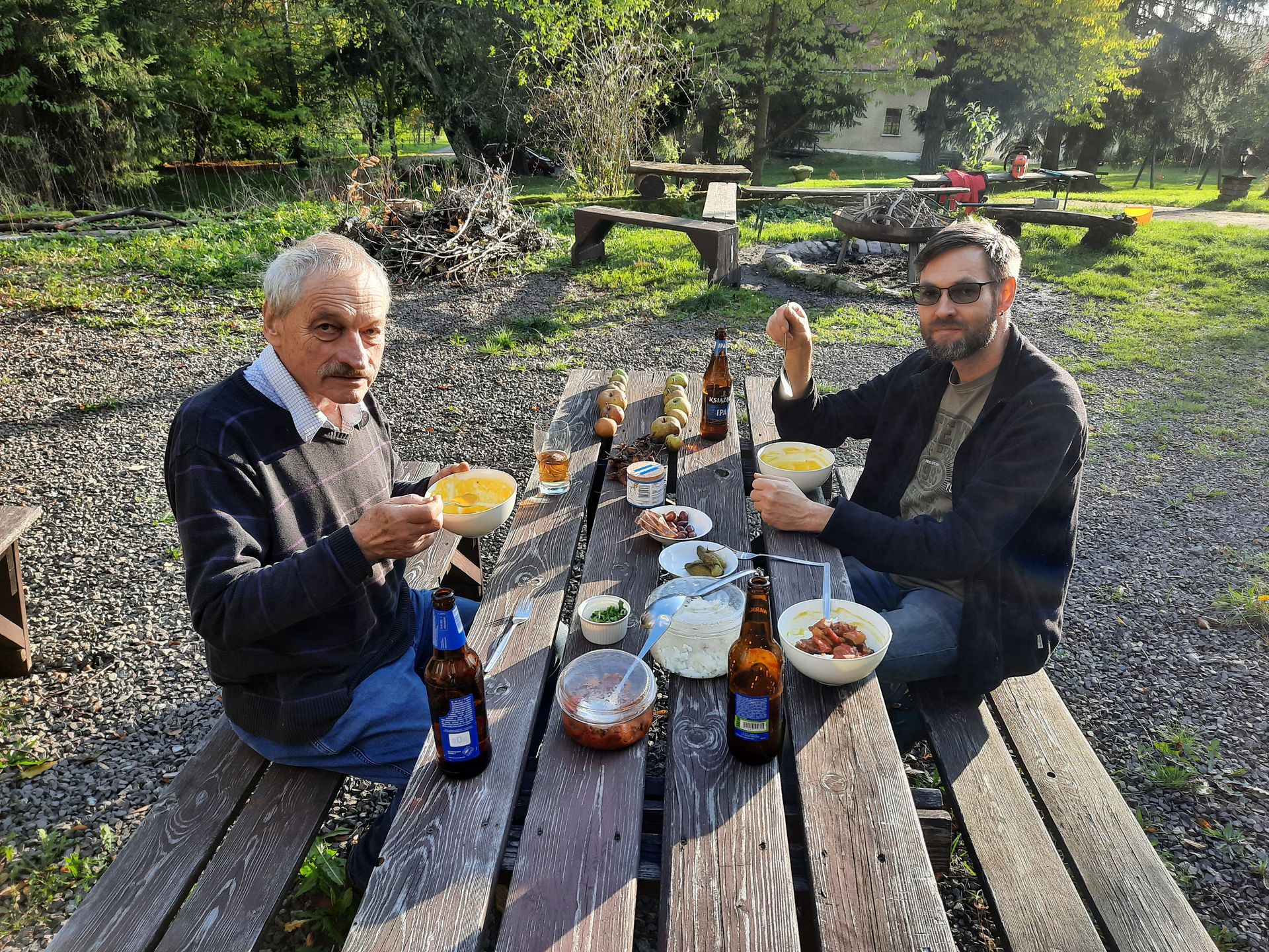 Tomas Herha (z lewej) wraz z zięciem podczas przerwy w pracach ogrodowych