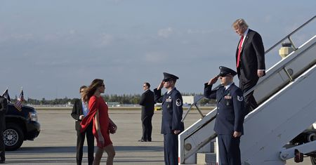 Pierwszy wspólny weekend po zaprzysiężeniu: Melania Trump w balerinach wita męża na lotnisku (ZDJĘCIA)