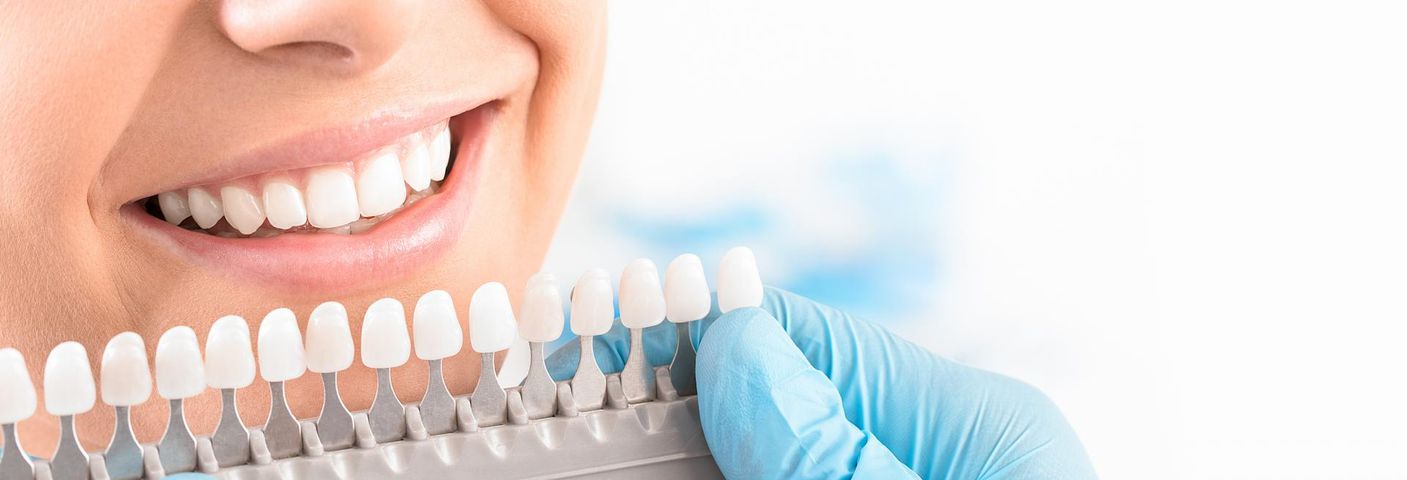 Demineralizacja zębów to proces, któremu sprzyja długotrwałe działanie cukrów lub kwasów w jamie ustnej