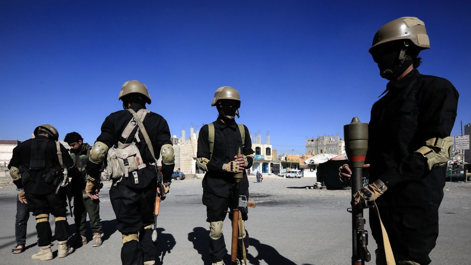 epaselect epa11069998 Houthi troopers patrol during a gathering at the end of a military training, in Sana'a, Yemen, 11 January 2024. Yemen's Houthis top leader Abdul-Malik Al-Houthi has warned in a televised address on 11 January that any US military operation against his movement will never go unanswered, two days after the Houthis launched a large-scale missile and drone attack against international shipping lanes in the Red Sea, in response to a previous US Navy attack on Houthi boats in the Red Sea that killed 10 Houthi fighters on 31 December 2023. The US Department of Defense had announced in December 2023 a multinational operation to safeguard trade and to protect ships in the Red Sea amid the recent escalation in Houthi attacks. The Houthis have vowed to attack Israeli-bound ships and prevent them from navigating in the Red Sea and the Bab al-Mandab Strait in retaliation for Israel's airstrikes on the Gaza Strip. EPA/YAHYA ARHAB Dostawca: PAP/EPA.