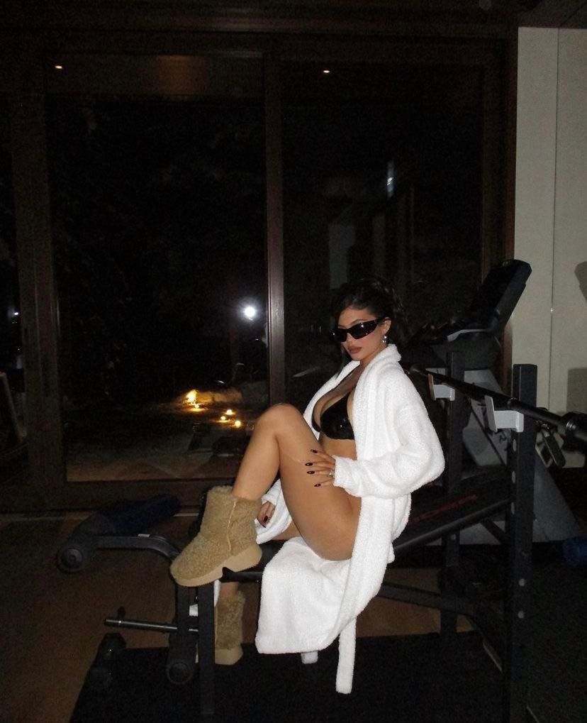 Lateksowa Kylie Jenner WDZIĘCZY SIĘ w jacuzzi