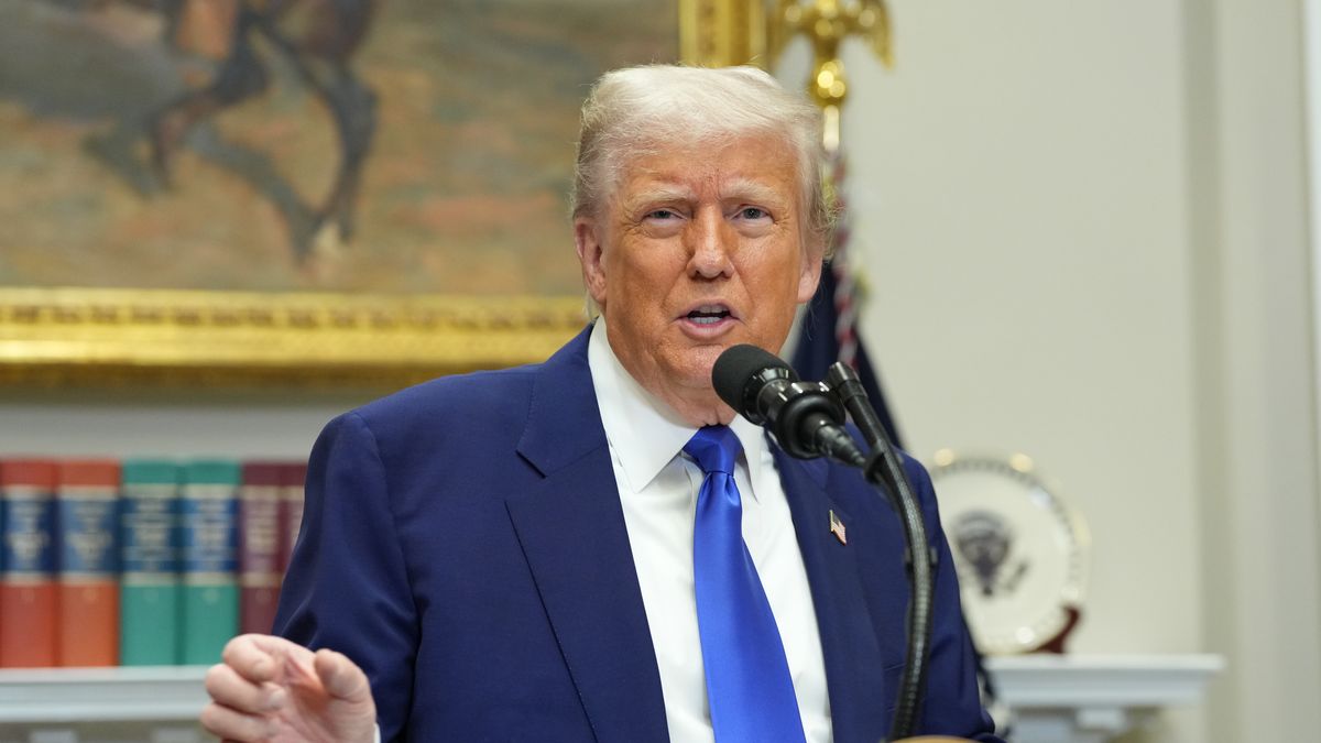 US President Donald J Trump takes questions after making remarks on the India-Pakistan cease-fire, the new US-China Trade Deal, the return of Eden Alexander from Hamas captivity and the high cost of prescription drugs before signing an executive order that he promises will lower the cost of those prescription drugs almost immediately, during a press conference in the Roosevelt Room of the White House in Washington, DC, USA, 12 May 2025. EPA/CHRIS KLEPONIS/ POOL Dostawca: PAP/EPA.