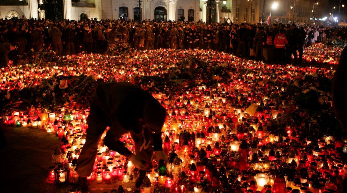 10 kwietnia 2010 roku. Tysiące warszawiaków przyszło przed Pałac Prezydencki oddać hołd parze prezydenckiej i osobom, które zginęły razem z nią w katastrofie smoleńskiej