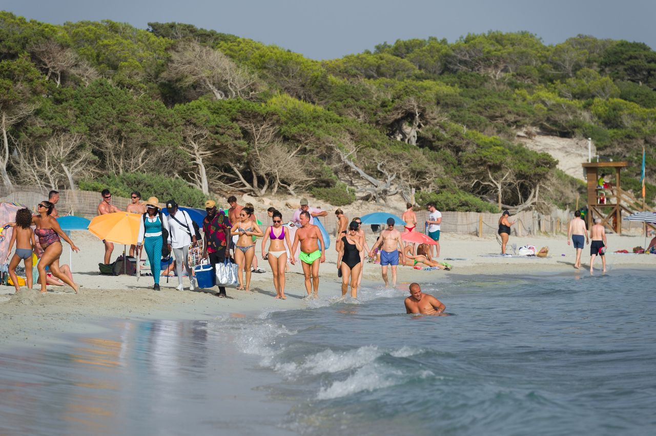 Plaża Ses Salines na Ibizie na Balearach. Tu zawsze są tłumy