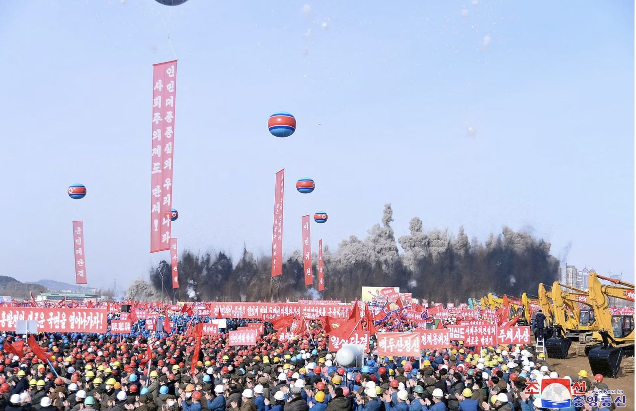 Korea Północna świętuje. "Luksusowa ulica socjalizmu pełna szczęścia ludzi"