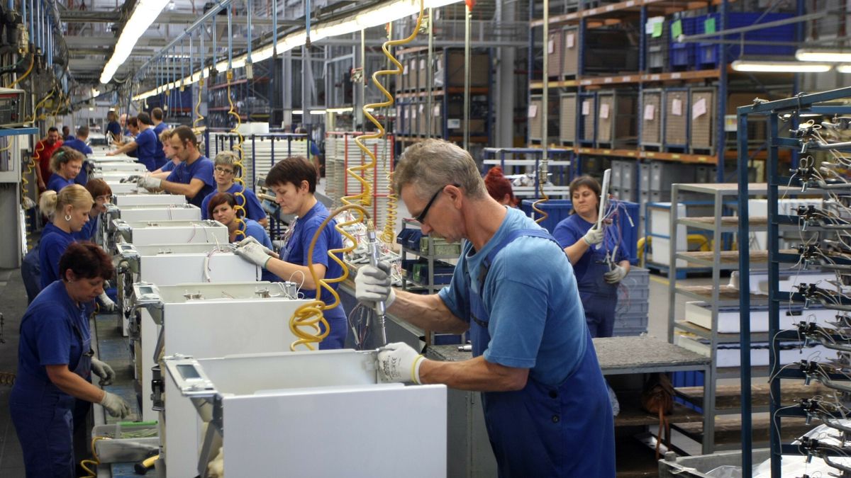 Milionowa kuchenka Amica
19.10.2012 Wronki Amica Uroczystosc z okazji wyprodukowania milionowej kuchenki w 2012 roku N/z tasma produlcyjna Fot. Michal Dyjuk/REPORTER
Dyjuk/REPORTER