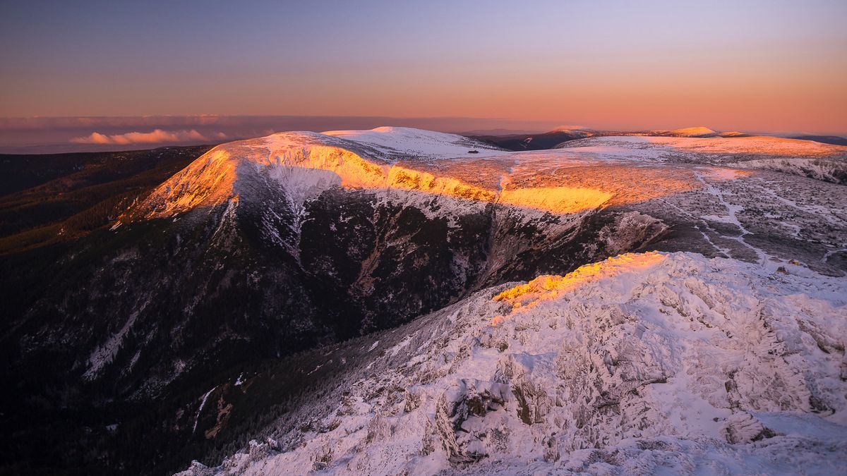 Śnieżka pokryta śniegiem o wschodzie słońca. Polska jest piękna! 1