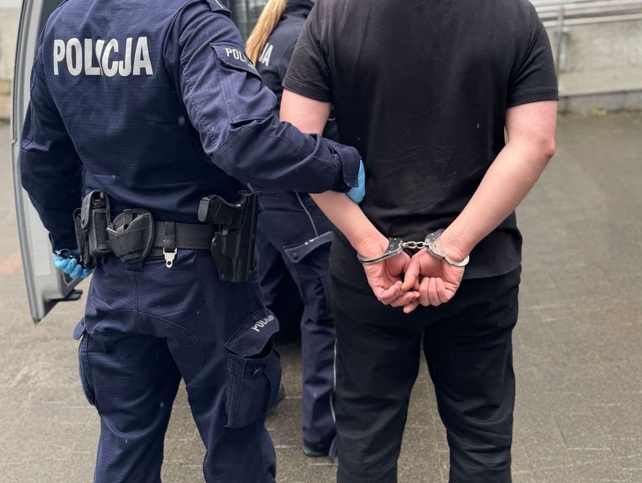 Nakleił na wiertarkę kod z rękawic roboczych. Był poszukiwany, a do tego miał amfetaminę