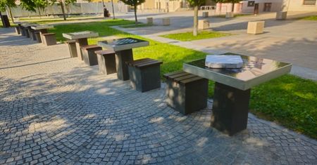 Nowe stoliki szachowe na Placu Litewskim już gotowe. Mieszkańcy mogą znów grać pod chmurką [ZDJĘCIA]