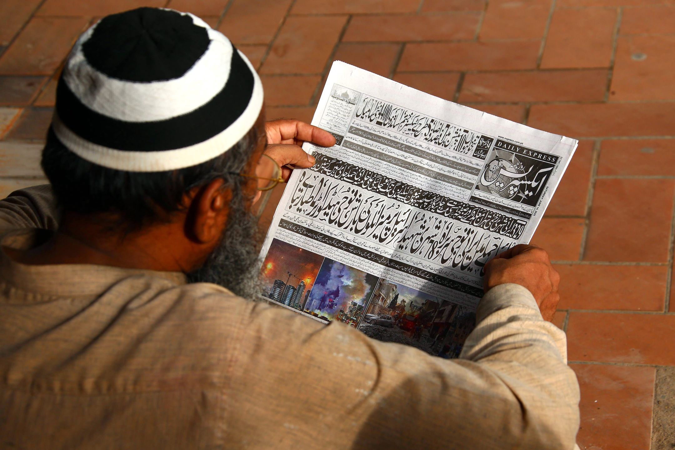 A man reads a local newspaper reporting on the latest developments in the Israel-Iran conflict, in Karachi, Pakistan, 14 June 2025. Israel's military said Iran launched dozens of missiles and drones toward Israel, with some intercepted, in a retaliatory attack following Israel's air strikes on Iran's nuclear and military facilities on 13 June, which also targeted top generals and scientists. EPA/REHAN KHAN Dostawca: PAP/EPA.