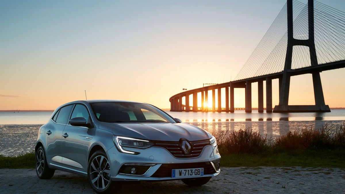 Przypomnijmy, że w Mégane będzie do wyboru gama jednostek napędowych składająca się z trzech wariantów o zapłonie iskrowym oraz czterech o zapłonie samoczynnym. Jednostki benzynowe będą oferowane w wariantach 100-, 130- i 205-konnym. Najmocniejszy silnik ma napędzać wersję GT. 205 KM zapewni przyspieszenie do 100 km/h w 7,1 s i średnie zużycie paliwa ma wynieść 6 l/100 km.