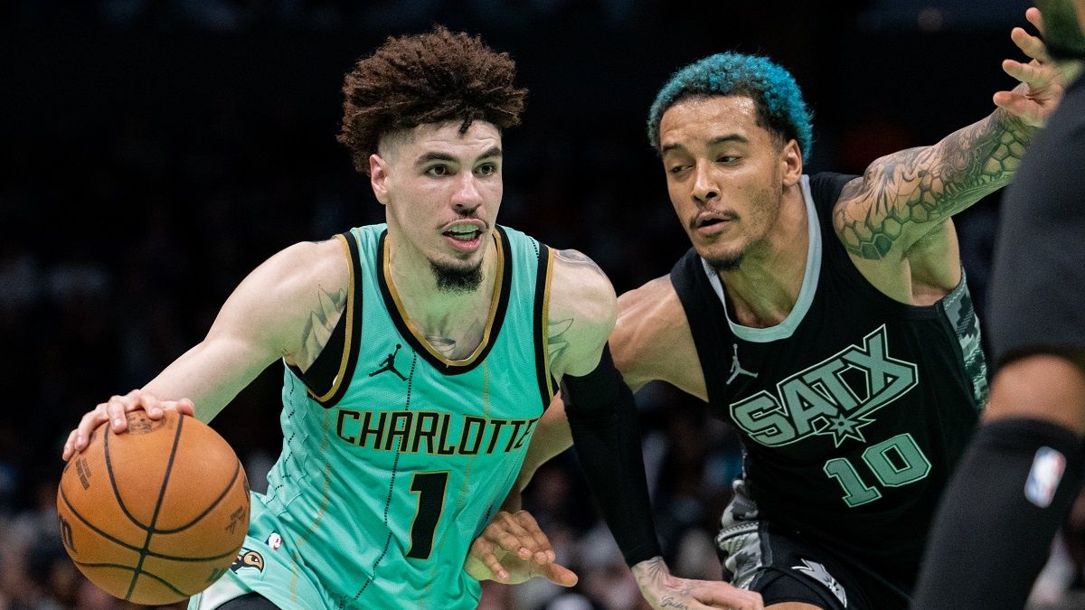 Jeremy Sochan w meczu z Charlotte Hornets