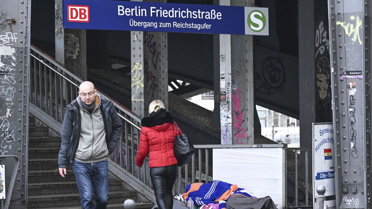 BERLIN, GERMANY - JANUARY 06: A homeless person is seen sleeping on a street with a sleeping bag and blanket in harsh winter conditions in Berlin, Germany on January 06, 2023. (Photo by Abdulhamid Hosbas/Anadolu Agency via Getty Images)