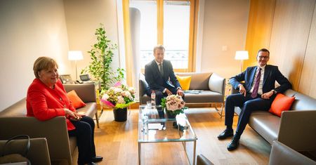 Mateusz Morawiecki spotkał się Angelą Merkel. Premier wręczył kanclerz Niemiec prezent