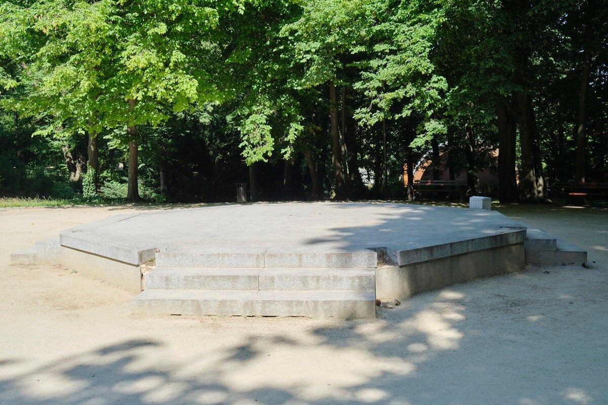 Stary fundament po zniszczonej w 2017 r. altanie w Ogrodzie Saskim