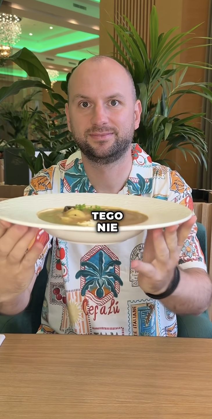 Influencer ocenia restaurację w hotelu 