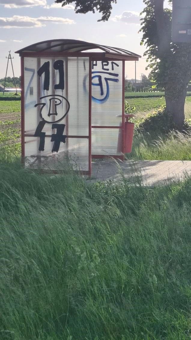 Zniszczone wiaty autobusowe 