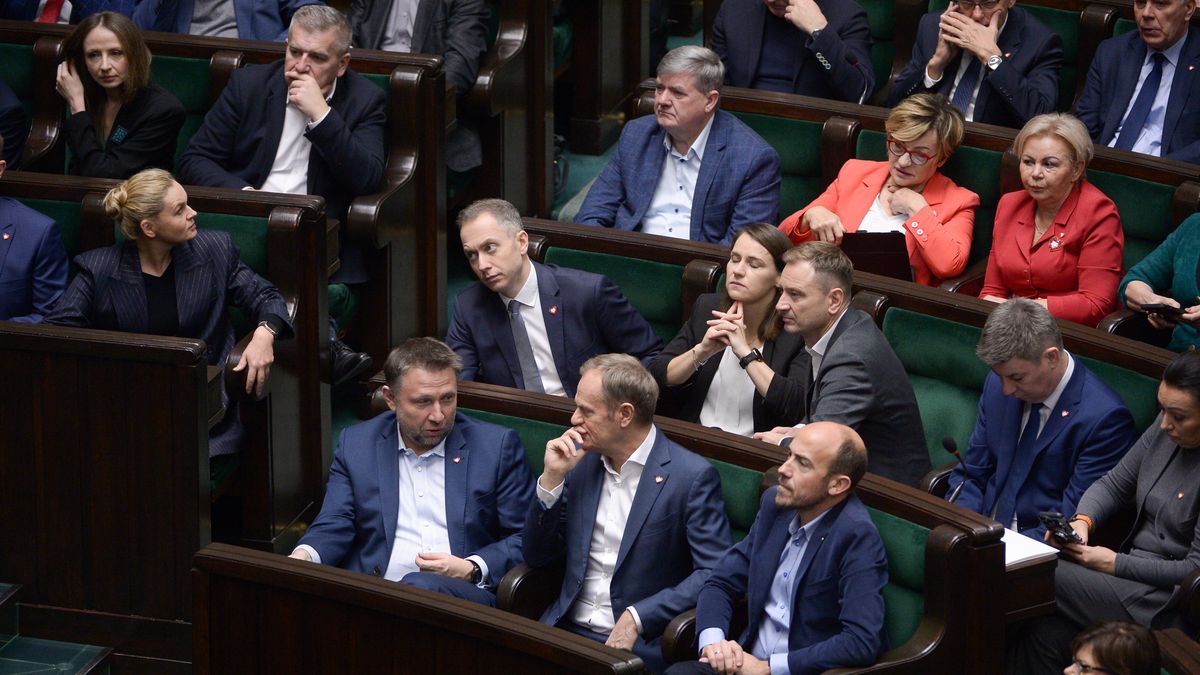 Warszawa, 29.11.2023. Przewodniczący PO Donald Tusk (C), sekretarz generalny Platformy Obywatelskiej Marcin Kierwiński (centrum-L), wiceprzewodniczący PO Borys Budka (centrum-P) na sali obrad Sejmu w Warszawie, 29 bm. Sejm wznowił obrady. Posłowie zajmą się m.in. obywatelskim projektem noweli ustawy o świadczeniach opieki zdrowotnej finansowanych ze środków publicznych - wprowadzającym finansowanie procedury in vitro. (mr) PAP/Marcin Obara ***Zdjęcie do depeszy PAP pt. Sejm wznowił obrady***