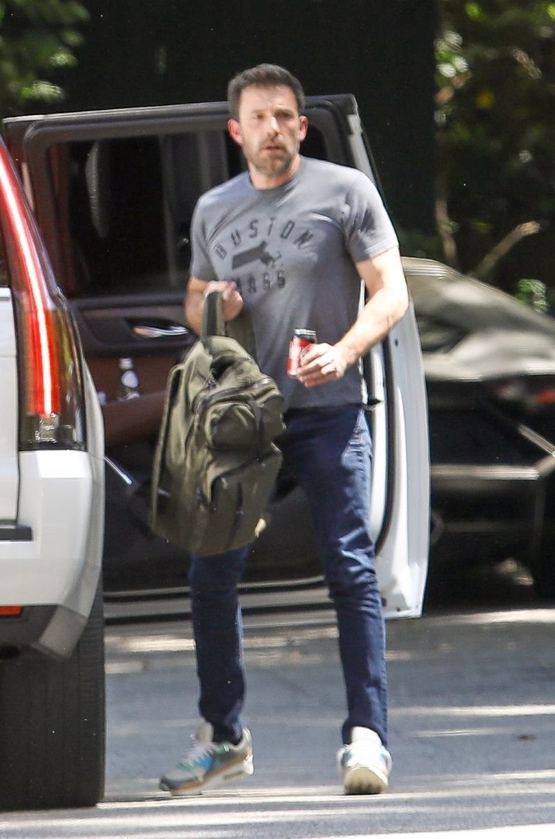Ben Affleck wysiada z samochodu Jennifer Lopez po hotelem w Bel Air