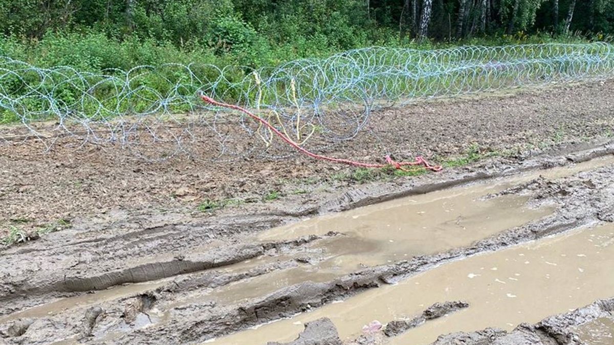 zniszczony płot na granicy