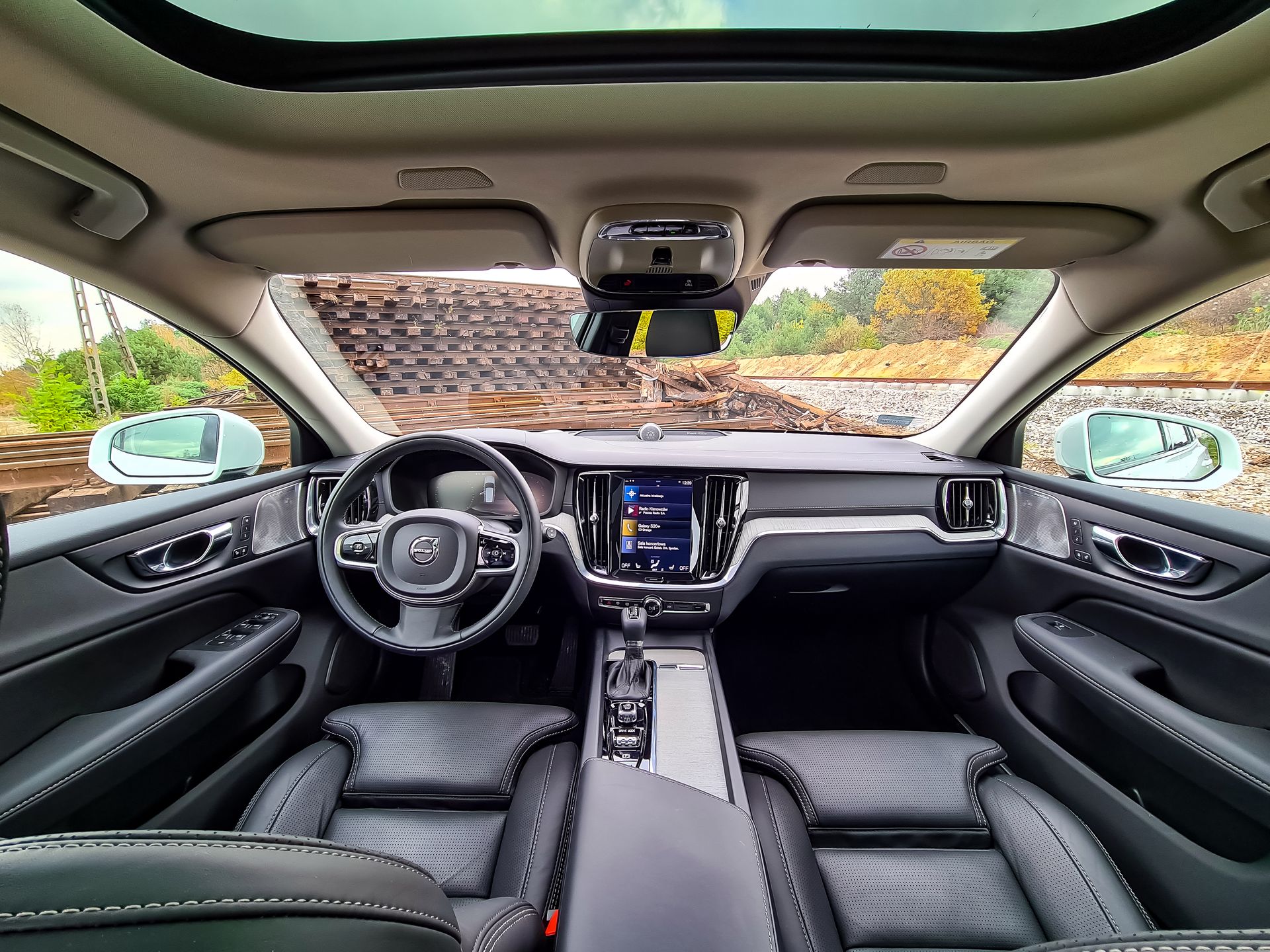 Volvo V60 Cross Country: System info-rozrywki, audio Bowers & Wilkins i systemy bezpieczeństwa 17