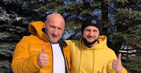 Obciach i jednocześnie kult. Legendarne klapki na licytacji Taxi Złotówy