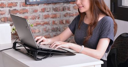 10 podkładek chłodzących do laptopa dostępnych w polskich sklepach