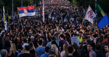 Tysiące Serbów na ulicach Belgradu. Żądają przyspieszonych wyborów